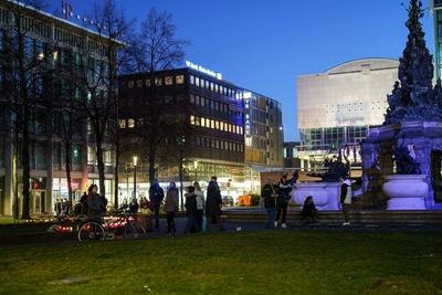 Mannheim - Trauer in Mannheim - Ein Meer aus Kerzen: Trauernde Menschen am Ort der Amokfahrt von Gestern-stock-foto