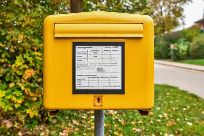 Bad Birnbach, Bavaria, Germany - October 21, 2024: A yellow Deutsche Post letterbox with clearly visible emptying times.-stock-foto