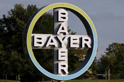 Das freistehende Logo der Bayer AG beim Standort der Agrarsparte der Bayer AG in Monheim. Der Chemiekonzern hat im Novem-stock-photo