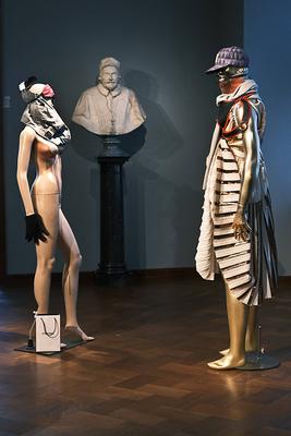 05.03.2025, Frankfurt, DEU Isa Genzken meets Liebieghaus. Inmitten der 5000 Jahre umfassenden Skulpturensammlung in Fran-stock-photo