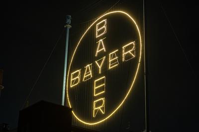 Das Bayerkreuz mit dem Logo von BAYER auf dem Werksgel?nde in Leverkusen ist die weltgr??te Leuchtreklame mit 50 Meter D-stock-foto