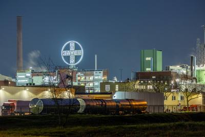 Industrieanlagen und Logo der Bayer AG am Standort Dormagen. 21.03.2024, Dormagen, GER - Logo der Bayer AG und Chemieanl-stock-foto