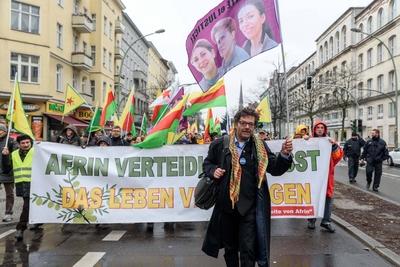 Dieter Dehm beim Ostermarsch unter dem Motto Abr?sten statt Aufr?sten in Berlin snapshot photography-stock-foto