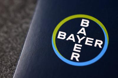Das Logo der Bayer AG zu sehen auf einer Pressemappe der Bayer AG in Monheim. (Themenbild, Symbolbild) K?ln, 06.09.2023-stock-foto