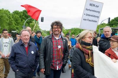 Etwa 1 000 Menschen haben am Sonntag 10 05 15 in Berlin f?r friedliche Konfliktloesungen und gegen-stock-foto