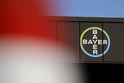 Das Logo der Bayer AG zu sehen an einem Dach im Rahmen der Sommertour von Hendrik W?st bei seinem Besuch der Agrarsparte-stock-foto