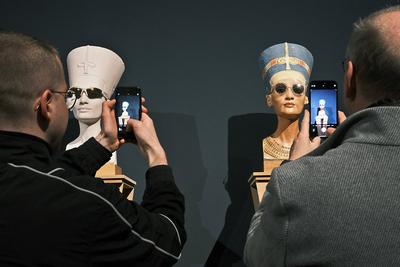 05.03.2025, Frankfurt, DEU Isa Genzken meets Liebieghaus. Inmitten der 5000 Jahre umfassenden Skulpturensammlung in Fran-stock-photo