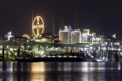 Das Logo des Pharmakonzerns Bayer AG am Werk im Chemiepark Leverkusen. Der Aktienkurs des Agrarchemie- und Pharmakonzern-stock-foto