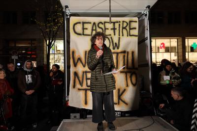 Esther Dischereit bei We still need to talk. Ceasefire NOW, Kundgebung, Unter den Linden, Berlin, 10.11.2023 *** Esther-stock-photo