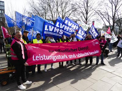 Warnstreik der KOMBA Gewerkschaftsmitglieder im Hamburger Oeffentlichen Dienst die ca 250 Teilnehmern gingen aus Protest mit blauen Fahnen der Polizei , auf die Strasse mit ihrem rot weissen Banner mit der Aufschrift Leistungsstark und schlecht bezalt, es ging um bessere Arbeitsbedingungen Altersteilzeit am 05.03.2025 in Hamburg Hamburg Deutschland *** Warning strike of the KOMBA union members in the Hamburg public service, the approximately 250 participants took to the streets in protest with blue flags of the police, with their red and white banner with the inscription Leistungsstark und schlecht bezalt, it was about better working conditions partial retirement on 05 03 2025 in Hamburg Hamburg Germany-stock-foto