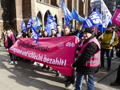 Warnstreik der KOMBA Gewerkschaftsmitglieder im Hamburger Oeffentlichen Dienst die ca 250 Teilnehmern gingen aus Protest mit blauen Fahnen der Polizei , auf die Strasse mit ihrem rot weissen Banner mit der Aufschrift Leistungsstark und schlecht bezalt, es ging um bessere Arbeitsbedingungen Altersteilzeit am 05.03.2025 in Hamburg Hamburg Deutschland *** Warning strike of the KOMBA union members in the Hamburg public service, the approximately 250 participants took to the streets in protest with blue flags of the police, with their red and white banner with the inscription Leistungsstark und schlecht bezalt, it was about better working conditions partial retirement on 05 03 2025 in Hamburg Hamburg Germany-stock-foto