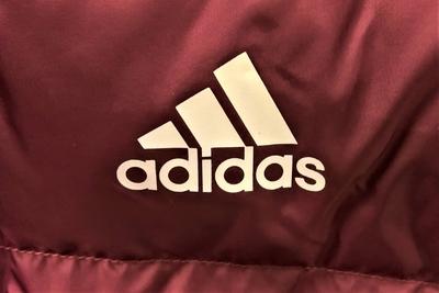 Die Adidas AG ist ein international taetiger deutscher Sportartikelhersteller mit Sitz in Herzogenaurach bei Nuernberg.-stock-foto