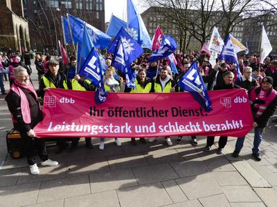 Warnstreik der KOMBA Gewerkschaftsmitglieder im Hamburger Oeffentlichen Dienst die ca 250 Teilnehmern gingen aus Protest mit blauen Fahnen der Polizei , auf die Strasse mit ihrem rot weissen Banner mit der Aufschrift Leistungsstark und schlecht bezalt, es ging um bessere Arbeitsbedingungen Altersteilzeit am 05.03.2025 in Hamburg Hamburg Deutschland *** Warning strike of the KOMBA union members in the Hamburg public service, the approximately 250 participants took to the streets in protest with blue flags of the police, with their red and white banner with the inscription Leistungsstark und schlecht bezalt, it was about better working conditions partial retirement on 05 03 2025 in Hamburg Hamburg Germany-stock-foto