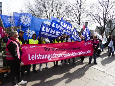 Warnstreik der KOMBA Gewerkschaftsmitglieder im Hamburger Oeffentlichen Dienst die ca 250 Teilnehmern gingen aus Protest mit blauen Fahnen der Polizei , auf die Strasse mit ihrem rot weissen Banner mit der Aufschrift Leistungsstark und schlecht bezalt, es ging um bessere Arbeitsbedingungen Altersteilzeit am 05.03.2025 in Hamburg Hamburg Deutschland *** Warning strike of the KOMBA union members in the Hamburg public service, the approximately 250 participants took to the streets in protest with blue flags of the police, with their red and white banner with the inscription Leistungsstark und schlecht bezalt, it was about better working conditions partial retirement on 05 03 2025 in Hamburg Hamburg Germany-stock-foto