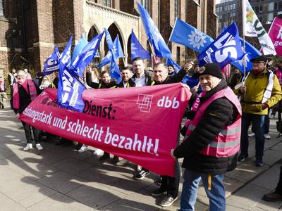 Warnstreik der KOMBA Gewerkschaftsmitglieder im Hamburger Oeffentlichen Dienst die ca 250 Teilnehmern gingen aus Protest mit blauen Fahnen der Polizei , auf die Strasse mit ihrem rot weissen Banner mit der Aufschrift Leistungsstark und schlecht bezalt, es ging um bessere Arbeitsbedingungen Altersteilzeit am 05.03.2025 in Hamburg Hamburg Deutschland *** Warning strike of the KOMBA union members in the Hamburg public service, the approximately 250 participants took to the streets in protest with blue flags of the police, with their red and white banner with the inscription Leistungsstark und schlecht bezalt, it was about better working conditions partial retirement on 05 03 2025 in Hamburg Hamburg Germany-stock-foto