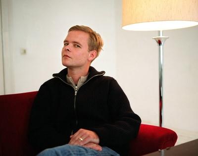 Bildnummer: 52521766  Datum: 14.03.2002  Copyright: imago/Christian ThielAutor Christian Kracht in seiner Wohnung in Berlin, Personen; 2002, Berlin, Fotoshooting, Literatur; , quer, Kbdig, Einzelbild, Privatbild, People o0 Homestory-stock-foto