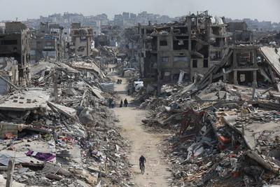 A general view of the destruction as Palestinians continue their daily life with limited resources among-stock-foto