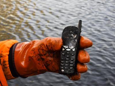 News Bilder des Tages Hamburg raeumt auf 2025 Den Muell aus der Alster holen 20 Taucher der Feuerwehr, der Polizei und der DLRG sie bargen E-Scooter Fahrraeder, Einkaufwagen auch mehrere Handys, einen Laptop und diverse Kleinteile und weiteren Schrott aus der Alster 05.03.2025 in Hamburg HAMBURG RAEUMT AUF 2025 Leider macht achtlos weggeworfener Muell nicht Halt vor Wasser, sodass beim gro?en Fr?hjahrsputz auch abgetaucht wird Hamburg Deutschland *** Hamburg cleans up 2025 20 divers from the fire department, the police and the DLRG retrieve rubbish from the Alster They recovered e-scooter bicycles, shopping trolleys, several cell phones, a laptop and various small parts and other scrap metal from the Alster 05 03 2025 in Hamburg HAMBURG CLEANS UP 2025 Unfortu-stock-foto