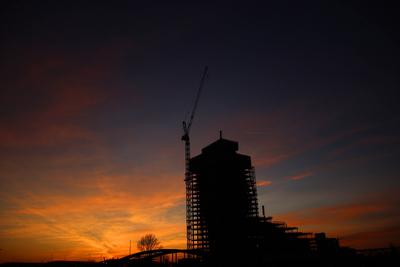Hamburg: Der Rohbau des Elbtowers hebt sich als Silhouette vor dem Sonnenuntergang ab. *** Hamburg The shell of the Elbt-stock-photo