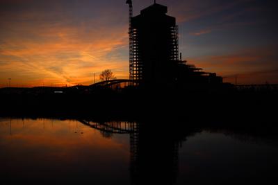 Hamburg: Der Rohbau des Elbtowers hebt sich als Silhouette vor dem Sonnenuntergang ab. *** Hamburg The shell of the Elbt-stock-photo