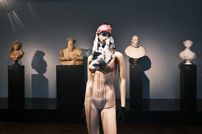 05.03.2025, Frankfurt, DEU Isa Genzken meets Liebieghaus. Inmitten der 5000 Jahre umfassenden Skulpturensammlung in Fran-stock-photo