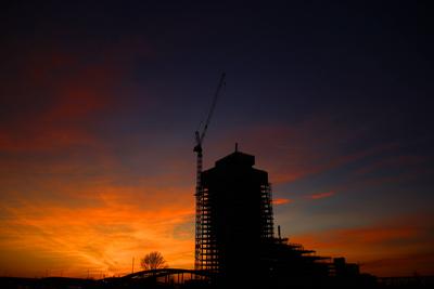 Hamburg: Der Rohbau des Elbtowers hebt sich als Silhouette vor dem Sonnenuntergang ab. *** Hamburg The shell of the Elbt-stock-photo