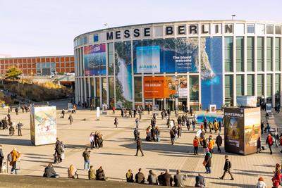 Internationale Tourismusb?rse Berlin ITB, Eingang S?d, Ankunft der Besucher am Morgen *** International Tourism Fair Ber-stock-foto