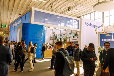 Internationale Tourismusb?rse Berlin ITB, Stand von Booking.com, Besucher und H?ndler in Halle 9 *** International Touri-stock-foto