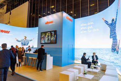 Internationale Tourismusb?rse Berlin ITB, Stand von alltours Flugreisen Besucher und H?ndler in Halle 25 *** Internation-stock-foto