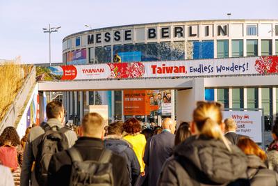 Internationale Tourismusb?rse Berlin ITB, Eingang S?d, Ankunft der Besucher am Morgen *** International Tourism Fair Ber-stock-foto