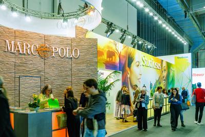 Internationale Tourismusb?rse Berlin ITB, Stand von Marco Polo Reisen, Studiosus Reisen und alltours Flugreisen Besucher-stock-foto