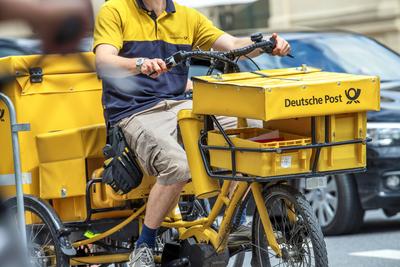 Brieftr?ger mit gelbem Dienstfahrrad in der Innenstadt unterwegs, M?nchen, Juli 2024 Deutschland, M?nchen, Juli 2024, Po-stock-photo