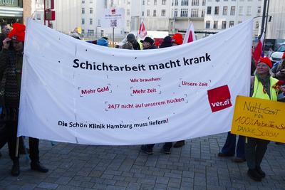 Demonstranten mit Banner Aufschrift Null Bock auf Mullrunde ,auf der Strasse .Streik des Krankenhauspersonals in Hamburg Ca. 400 Teilnehmer machen druck auf die Tarifrunde oeffentlicher Dienst ver.di ruft Besch?ftigte zur Demo und Warnstreik der Hamburger Kankenhausmitarbeiter der Asklepios Kliniken Hamburg und im Universitaetsklinikum Hamburg Eppendorf am 06.03.2025 in Hamburg Hamburg Deutschland *** Demonstrators with banner inscription Null Bock auf Mullrunde ,on the street Strike of hospital staff in Hamburg Approx. 400 participants put pressure on the public service wage round ver di calls employees to the demonstration and warning strike of the Hamburg hospital staff of the Asklepios Kliniken Hamburg and the Universitaetsklinikum Ha-stock-foto