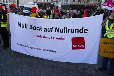 Demonstranten mit Banner Aufschrift Null Bock auf Mullrunde ,auf der Strasse .Streik des Krankenhauspersonals in Hamburg Ca. 400 Teilnehmer machen druck auf die Tarifrunde oeffentlicher Dienst ver.di ruft Besch?ftigte zur Demo und Warnstreik der Hamburger Kankenhausmitarbeiter der Asklepios Kliniken Hamburg und im Universitaetsklinikum Hamburg Eppendorf am 06.03.2025 in Hamburg Hamburg Deutschland *** Demonstrators with banner inscription Null Bock auf Mullrunde ,on the street Strike of hospital staff in Hamburg Approx. 400 participants put pressure on the public service wage round ver di calls employees to the demonstration and warning strike of the Hamburg hospital staff of the Asklepios Kliniken Hamburg and the Universitaetsklinikum Ha-stock-foto