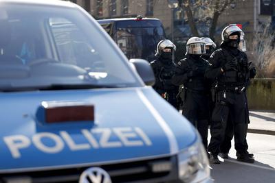 Polizei bei der Demo gegen die AfD-Metropolenkonferenz-stock-foto
