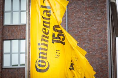 Fahnen des Unternehmens Continental vor deren Hauptverwaltung in Hannover, 03.02.2022. Hannover Deutschland *** Flags of-stock-foto