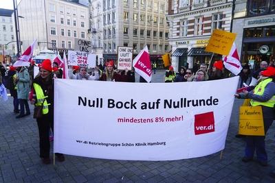 Demonstranten mit Banner Aufschrift Null Bock auf Mullrunde ,auf der Strasse .Streik des Krankenhauspersonals in Hamburg Ca. 400 Teilnehmer machen druck auf die Tarifrunde oeffentlicher Dienst ver.di ruft Besch?ftigte zur Demo und Warnstreik der Hamburger Kankenhausmitarbeiter der Asklepios Kliniken Hamburg und im Universitaetsklinikum Hamburg Eppendorf am 06.03.2025 in Hamburg Hamburg Deutschland *** Demonstrators with banner inscription Null Bock auf Mullrunde ,on the street Strike of hospital staff in Hamburg Approx. 400 participants put pressure on the public service wage round ver di calls employees to the demonstration and warning strike of the Hamburg hospital staff of the Asklepios Kliniken Hamburg and the Universitaetsklinikum Ha-stock-foto