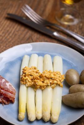 IMAGO Creative: Food, Spargel wei?er Spargel auf blauem Teller *** White Asparagus at blue Plate 1035309596-stock-photo