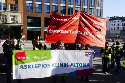 Demonstranten mit Schildern Fahnen ,auf der Strasse .Streik des Krankenhauspersonals in Hamburg Ca. 400 Teilnehmer machen druck auf die Tarifrunde oeffentlicher Dienst ver.di ruft Besch?ftigte zur Demo und Warnstreik der Hamburger Kankenhausmitarbeiter der Asklepios Kliniken Hamburg und im Universitaetsklinikum Hamburg Eppendorf am 06.03.2025 in Hamburg Hamburg Deutschland *** Demonstrators with signs flags, on the street Strike of the hospital staff in Hamburg Approx. 400 participants put pressure on the collective bargaining round public service ver di calls employees to the demonstration and warning strike of the Hamburg hospital employees of the Asklepios Kliniken Hamburg and the University Hospital Hamburg Eppendorf on 06 03 2025 in-stock-foto