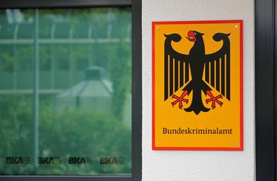 Das Beh?rdenschild des Bundeskriminalamts (BKA) mit Bundesadler. Symbolbild. Das Beh?rdenschild des Bundeskriminalamts (-stock-foto