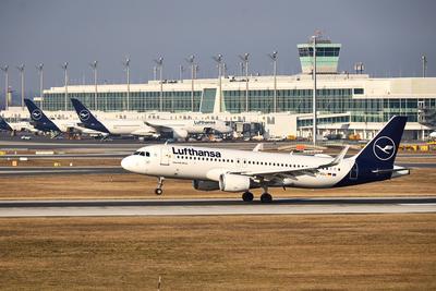 Munich, Bavaria, Germany - February 20, 2025: A Lufthansa Airbus A320 touches down on the runway at Munich Airport *** E-stock-foto