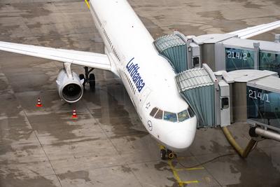 Munich, Bavaria, Germany - February 28, 2025: A Lufthansa Airbus A321 stands at Gate 214 with the passenger boarding bri-stock-foto