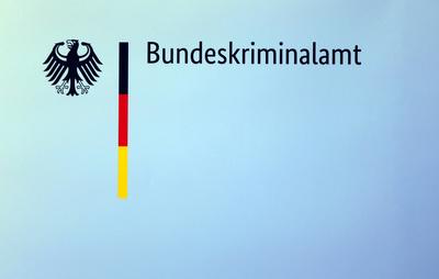 Teil einer R?ckwand f?r Statements des Bundeskriminalamts (BKA) in Wiesbaden mit Schriftzug Bundeskriminalamt und Bundes-stock-foto