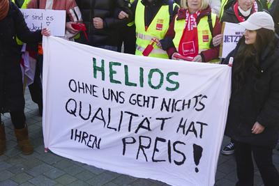 Demonstranten mit Schildern Fahnen ,auf der Strasse .Streik des Krankenhauspersonals in Hamburg Ca. 400 Teilnehmer machen druck auf die Tarifrunde oeffentlicher Dienst ver.di ruft Besch?ftigte zur Demo und Warnstreik der Hamburger Kankenhausmitarbeiter der Asklepios Kliniken Hamburg und im Universitaetsklinikum Hamburg Eppendorf am 06.03.2025 in Hamburg Hamburg Deutschland *** Demonstrators with signs flags, on the street Strike of the hospital staff in Hamburg Approx. 400 participants put pressure on the collective bargaining round public service ver di calls employees to the demonstration and warning strike of the Hamburg hospital employees of the Asklepios Kliniken Hamburg and the University Hospital Hamburg Eppendorf on 06 03 2025 in-stock-foto