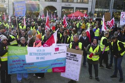Demonstranten mit Schildern Fahnen ,auf der Strasse .Streik des Krankenhauspersonals in Hamburg Ca. 400 Teilnehmer machen druck auf die Tarifrunde oeffentlicher Dienst ver.di ruft Besch?ftigte zur Demo und Warnstreik der Hamburger Kankenhausmitarbeiter der Asklepios Kliniken Hamburg und im Universitaetsklinikum Hamburg Eppendorf am 06.03.2025 in Hamburg Hamburg Deutschland *** Demonstrators with signs flags, on the street Strike of the hospital staff in Hamburg Approx. 400 participants put pressure on the collective bargaining round public service ver di calls employees to the demonstration and warning strike of the Hamburg hospital employees of the Asklepios Kliniken Hamburg and the University Hospital Hamburg Eppendorf on 06 03 2025 in-stock-foto