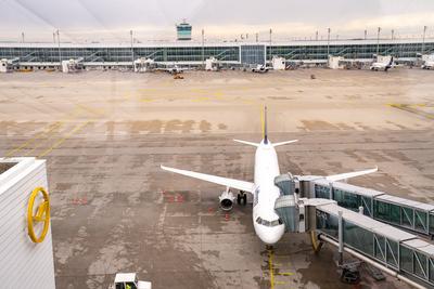 Munich, Bavaria, Germany - February 28, 2025: A Lufthansa Airbus A321 is docked at Terminal 2 of Munich Airport. The pas-stock-foto