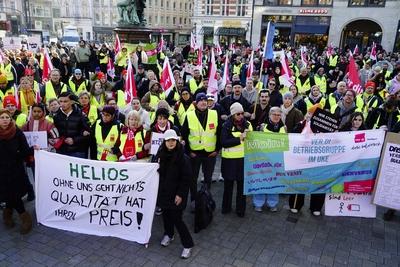 Demonstranten mit Schildern Fahnen ,auf der Strasse .Streik des Krankenhauspersonals in Hamburg Ca. 400 Teilnehmer machen druck auf die Tarifrunde oeffentlicher Dienst ver.di ruft Besch?ftigte zur Demo und Warnstreik der Hamburger Kankenhausmitarbeiter der Asklepios Kliniken Hamburg und im Universitaetsklinikum Hamburg Eppendorf am 06.03.2025 in Hamburg Hamburg Deutschland *** Demonstrators with signs flags, on the street Strike of the hospital staff in Hamburg Approx. 400 participants put pressure on the collective bargaining round public service ver di calls employees to the demonstration and warning strike of the Hamburg hospital employees of the Asklepios Kliniken Hamburg and the University Hospital Hamburg Eppendorf on 06 03 2025 in-stock-foto