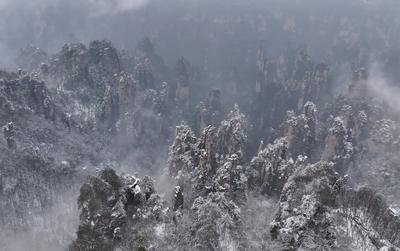 China, Touristen im Zhangjiajie Nationalpark ZHANGJIAJIE, CHINA - MARCH 06: Aerial view of snow-covered forest at Zhangj-stock-foto