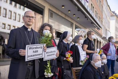 02.07.2021, Wuerzburg trauert   Menschenkette und Demos von AFD und Antifa, GER, Wuerzburg, Innenstadt Bild: v. li. Bis-stock-foto