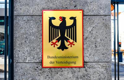 Tafel mit Schriftzug und Bundesadler am Portal des Bundesministeriums der Verteidigung in Berlin. Foto : Winfried Rothe-stock-foto